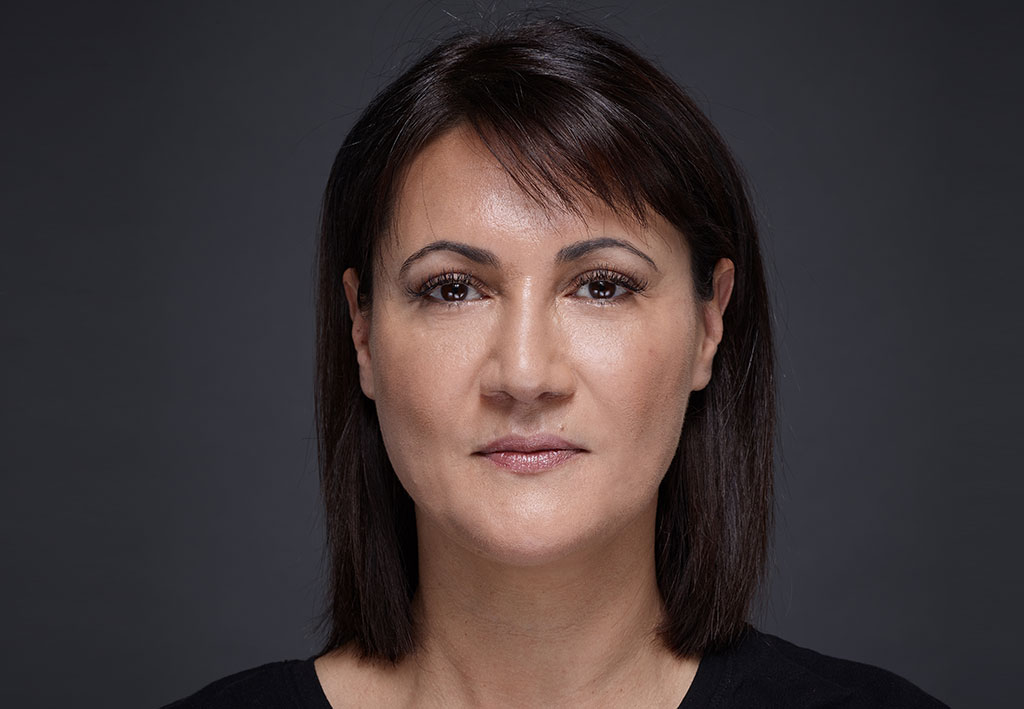 Woman face with brown eyes and brown hairs | Fillmed